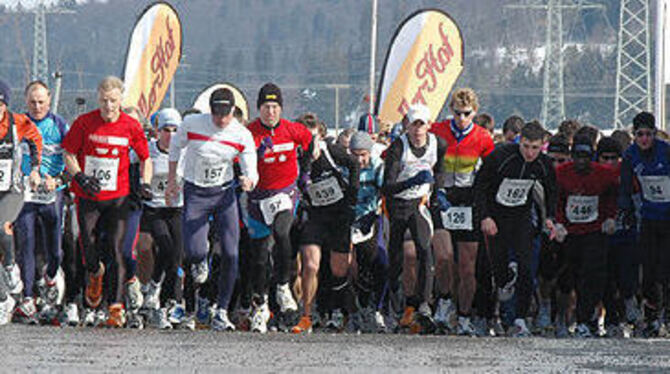 Wahre Volksläufer sind durch Schnee nicht zu stoppen: Start zum Finale des Witerlauf-Cups in Trochtelfingen.
GEA-FOTO: MEYER