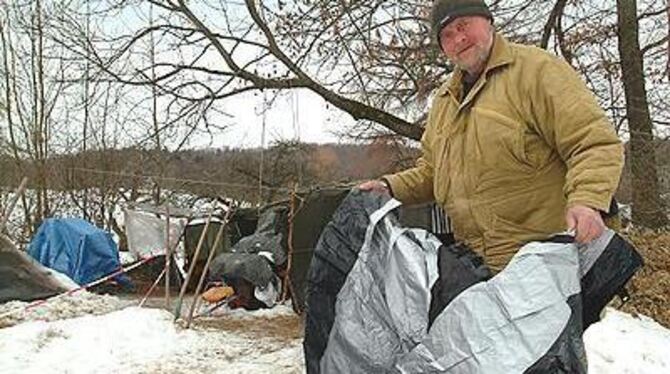 (Noch) kein Dach überm Kopf, aber immerhin ein Zelt: Der obdachlose Wilhelm Becks ist überwältigt von der Hilfsbereitschaft der GEA-Leser.
FOTO: TRINKHAUS