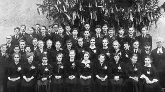 Der Kusterdinger Konfirmandenjahrgang 1954, darunter Manfred Wandel, mit einem geschmückten Baum im Hintergrund.
FOTO: PRIVAT.