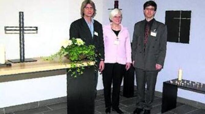 Das Seelsorge-Team Michael Hägele, Rosemarie Schweizer und Hansjörg Hornstein (von links) an seinem neuen Arbeitsplatz.
FOTO: NIETHAMMER