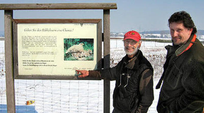 »Geben Sie Rebhühnern eine Chance«: Dieter Dobler (links) und Thomas Seitz von der Rebhuhn-Hegegemeinschaft.
FOTO: THOMAS SCHMID