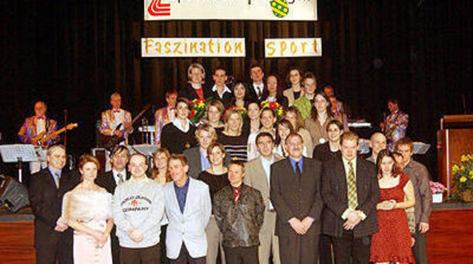 Charmantes Gruppenbild mit den Besten der Besten beim Sportlerball.
FOTO: NIETHAMMER