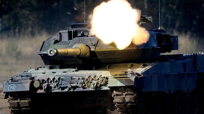 Die im Zuge der Bundeswehrreform beschlossene Obergrenze von 225 »Leopard 2«-Panzern in der Bundeswehr wird auf 328 erhöht. F