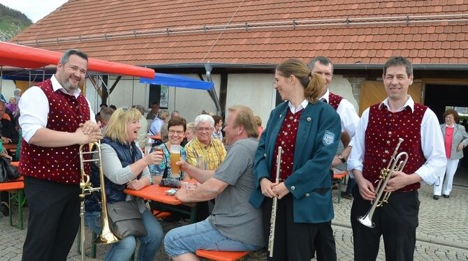 Hoch mit Viertele und Halber, gleich spielt die Musi!  FOTO: SANDER