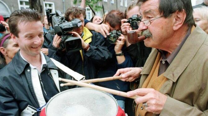 Blechtrommler: Günter Grass spielt vor seinem Elternhaus in Danzig bei einer Parade. Foto: Stefan Kraszewski