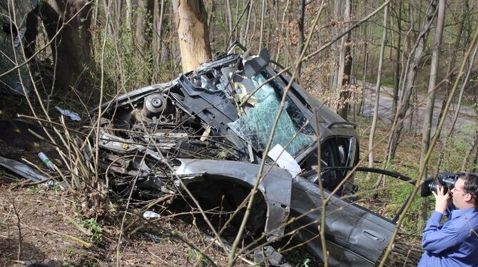 Das Wrack eines der Unfallfahrzeuge im Wald neben der B 28. Foto: 7aktuell.de/Lukas Felder