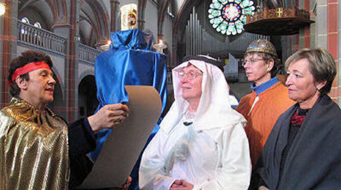 Szenen der Bibel: Proben vor der Kerzenpyramide in Sankt Wolfgang.
GEA-FOTO: HD