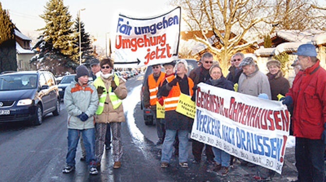 Stau in Ohmenhausen - aber nicht wegen der Demonstranten, sondern dank »Parken nach Vorschrift«.
FOTO: NIETHAMMER