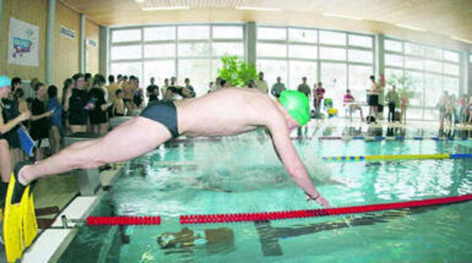 Am Start erkennt man den Sieger: Im Lichtensteiner Hallenbad kämpfte der DLRG-Nachwuchs um die Meistertitel auf Bezirksebene.
FOTO: REISNER