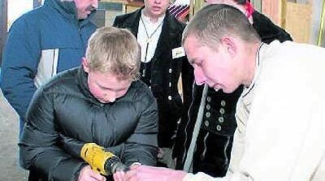 Dicke Bretter bohren konnte nicht nur Daniel Deicke bei der vielseitigen Leistungsschau in Sondelfingen.
FOTO: ANSTÄDT