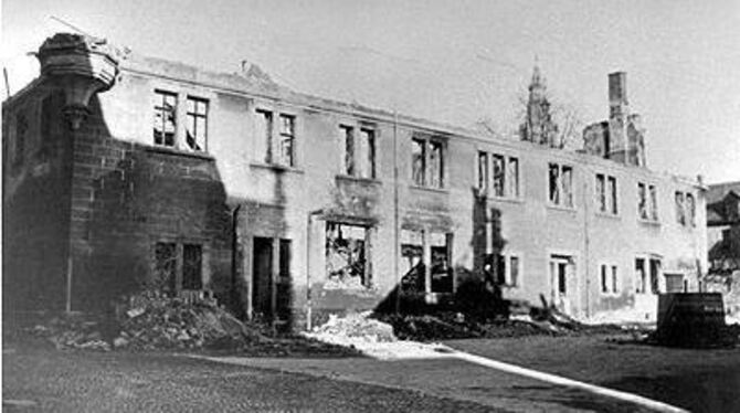 Auch das alte Reutlinger Rathaus wurde Opfer der Bomben.
FOTO: STADTARCHIV REUTLINGEN