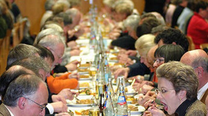 Kräftig zugelangt: Barbara Bosch (rechts) beim Schiedwecken-Essen.
FOTO: BAIER