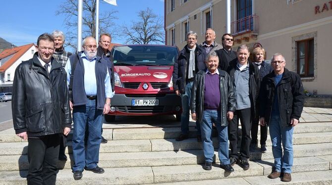 Insgesamt derzeit neun Fahrer – einer ist noch im Urlaub – wollen das rote Gefährt durch Eningens Gassen und Straßen steuern. Li