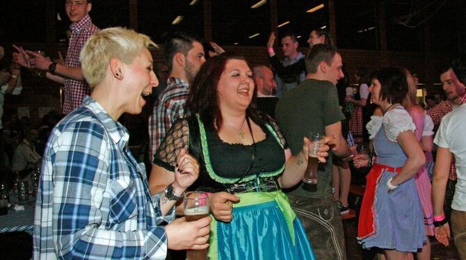 In Krachledernen und Dirndl, aber ohne Trachtenjanker und Hut. Die Partygänger haben Sinn für Farbe.  FOTO: LEIPPERT