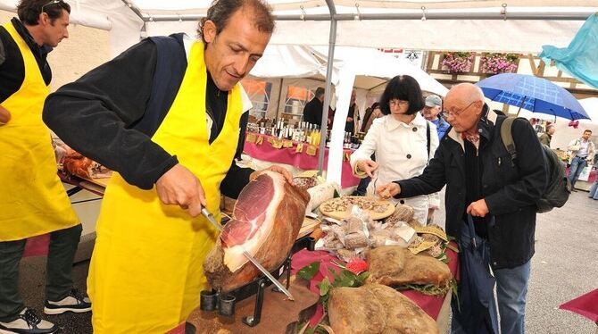 Schinken ist eine der zahlreichen italienischen Spezialitäten, die auf dem toskanischen Markt angeboten werden. GEA-ARCHIVFOTO: