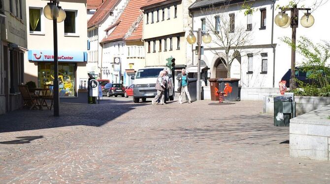 Solche Szenen soll es nicht mehr geben: Die Zufahrt zum Pfullinger Marktplatz vom Lindenplatz aus wird künftig gesperrt. GEA-FOT