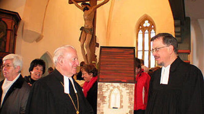 Kirche in der Kirche: Landesbischof Dr. Gerhard Maier (links) und Pfarrer Hans-Jörg Dinkel haben das mannshohe Modell der Clemenskirche in ihre Mitte genommen.
FOTO: ANSTÄDT