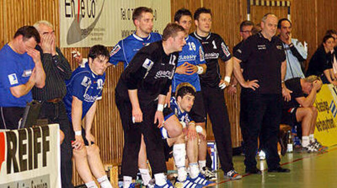 Tristesse im Pfullinger Handball-Lager nach der bitteren Niederlage.
FOTO: NIETHAMMER