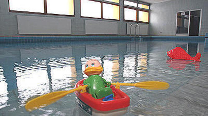 Ganz schön rudern muss die Gemeinde Engstingen, um das Schwimmbecken in der Freibühlschule zu erhalten. 
FOTO: BAIER