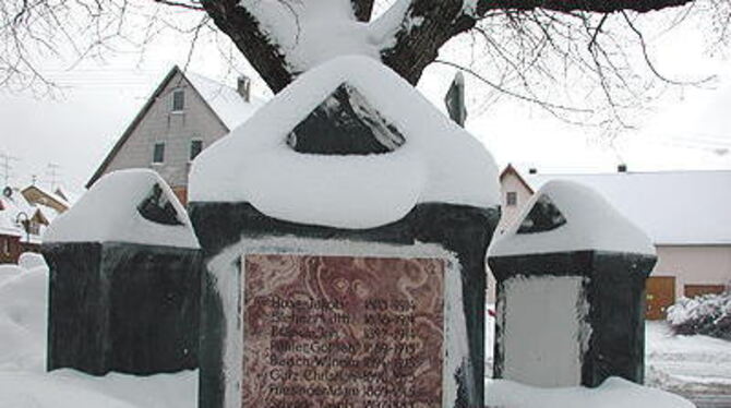 Die Schiller-Linde mit dem Kriegerdenkmal drum herum ist der Mittel- und Treffpunkt von Böttingen. 
GEA-FOTO: OEL