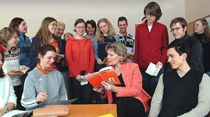 Die Schüler sind stärker eingespannt, findet Oberstufenberaterin Ursula Sünkel (Mitte), hier mit ihrer Abitursklasse am Dietrich-Bonhoeffer-Gymnasium.
FOTO: GERLINDE TRINKHAUS