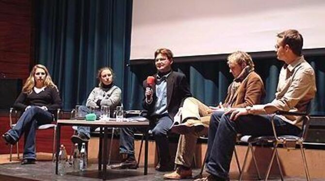 Europa-Podium in der Listhalle (von links): Daniela Harsch (Jusos), Stephanie Steuckart (Grüne), Moderator Christoph Irion, Christoph Koch (JU) und Torsten Brockmeier (Julis).
FOTO: TRINKHAUS