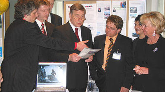 Wirtschaftsminister Wolfgang Clement (vierter von links) im Gespräch mit Roland (dritter von rechts) und Martina Arnold (verdeckt).
FOTO: DIETMAR GÖTZ