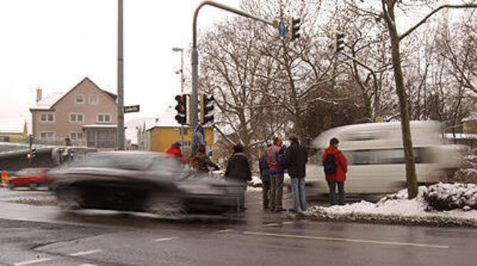 Eingeklemmt am Lindachknoten: Die Insel zwischen der sechsspurigen Lederstraße ist ein ungemütlicher Ort.
FOTO: NIETHAMMER