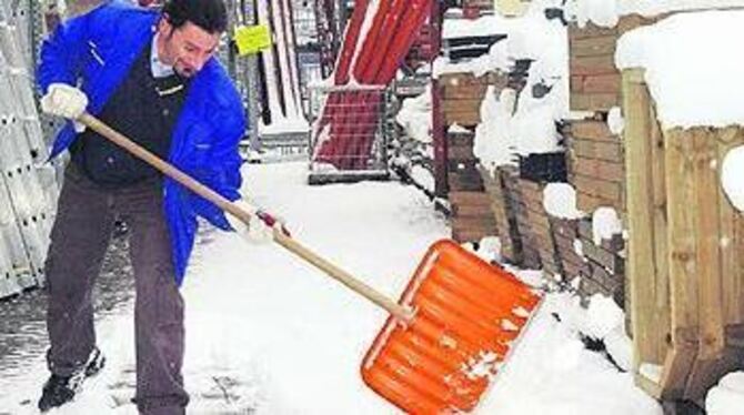 Dienst an der Schaufel: Savvas Papadopolus räumt den Außenbereich eines Gartencenters frei und sagt vergnügt, »der Winter ist normal«. 
GEA-FOTO: NIETHAMMER