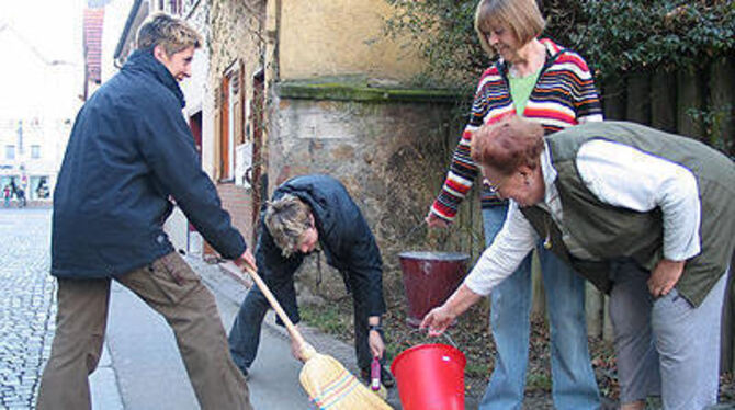 Die Bürgerinitiative hat nichts gegen mehr Sauberkeit in der Stadt, fordert aber, dass die Gerechtigkeitslücken bei der Kehrgebühr beseitigt werden.
FOTO: STRÖHLE