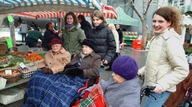 Besuch auf dem Reutlinger Wochenmarkt: FES-Schülerinnen und Heimbewohner der Bruderhaus-Diakonie ließen sich von Schnee und Kälte nicht abschrecken.
FOTO: TRINKHAUS