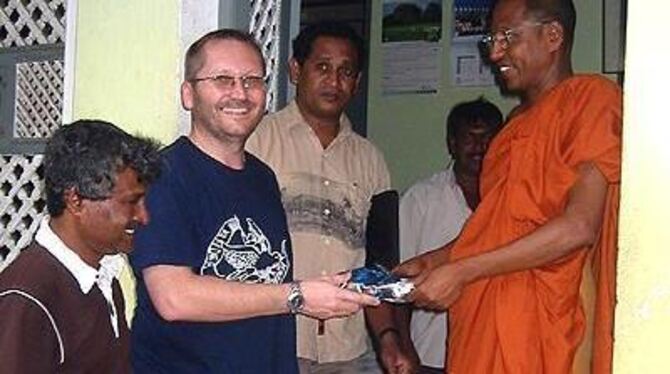 Dieter Bögel übergab Spenden im Kloster Galle.
FOTO: PR