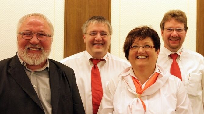 Reinhilde Linke übernimmt den Vorsitz im DRK Trochtelfingen von Arnold Werz (links). Bereitschaftsleiter Frank Rebstock (rechts)