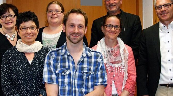 Bereitschaftsleiterin Daniela Heiler, Ilse Eisele, Janna Schreiber vom Kreisverband, Christoph Stelter, Tatjana Hagg, Vorsitzender Claus Dürr und Hohensteins Bürgermeister Jochen Zeller bei der Hauptversammlung.  FOTO: LEIPPERT