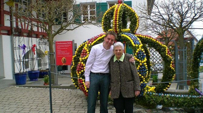 Volker Zipperer zusammen mit seiner Großmutter Helene Haug, mit 102 Jahren die älteste Bürgerin von Pliezhausen, vor einem festlichen Osterschmuck in der Pliezhäuser Ortsmitte. Nur mit seiner Hilfe ist es für sie möglich, ihren Lebensabend daheim zu verbringen.