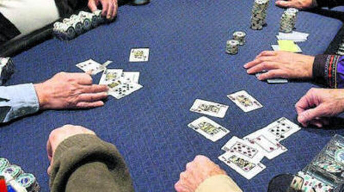 Keine Hinterhof-Atmosphäre: Bei Poker-Turnieren geht es ganz offiziell und ganz legal um hohe Summen.
FOTO: AP