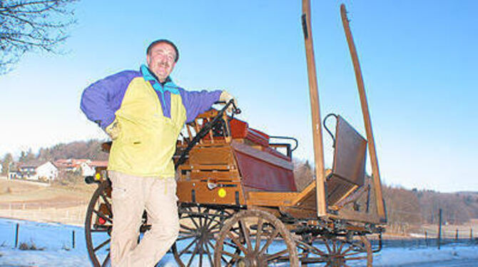 Schon als Kind träumte Horst Roller davon, mit einer Kutsche übers Land zu fahren. Vor 15 Jahren hat der Anwalt aus Bleichstetten diese Wagonette selbst gebaut. Nach der Erfüllung seines Lebenstraums sagt der 52-Jährige: »Ich bin multipel träumend.«
FOTO: FINK