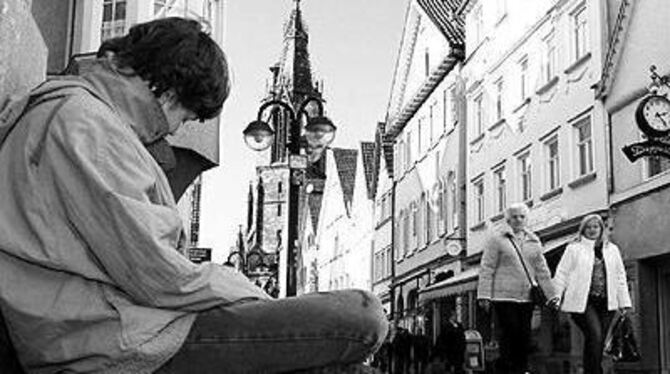 Dass Betteln ein hartes Brot ist, hat Filip Bubenheimer am eigenen Leib erfahren. Er hat sich ein paar Stunden in die Wilhelmstraße gesetzt.
FOTO: TRINKHAUS