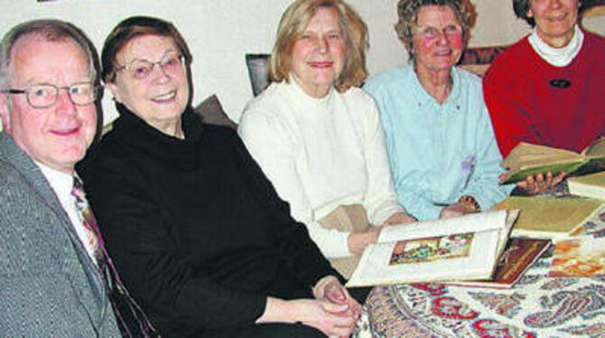 Von Märchen fasziniert (von links): Burkhard Rahn, Dorothea Freudenreich, Gudrun Gantzhorn, Konstanze Rahn, Renate Hausmann.
GEA-FOTO: TAF