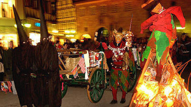 Fastnacht verbrannt, Schandele verbannt - wie auf dem Reutlinger Marktplatz nahmen die Narren überall in der Region gestern Abend Abschied.
FOTO: NIETHAMMER