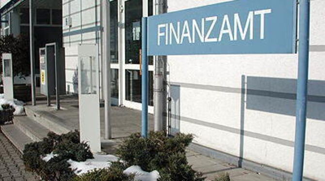 Finanzbeamte in Bad Urach und Münsingen arbeiten bald anders. Sie sortieren ihre Kundschaft dann nach Namen, nicht mehr nach Wohnort, und machen mehr im Team.
GEA-FOTO: EKS Finanzbeamte in Bad Urach und Münsingen arbeiten bald anders. Sie sortieren ihre Kundschaft dann nach Namen, nicht mehr nach Wohnort, und machen mehr im Team.
GEA-FOTO: EKS