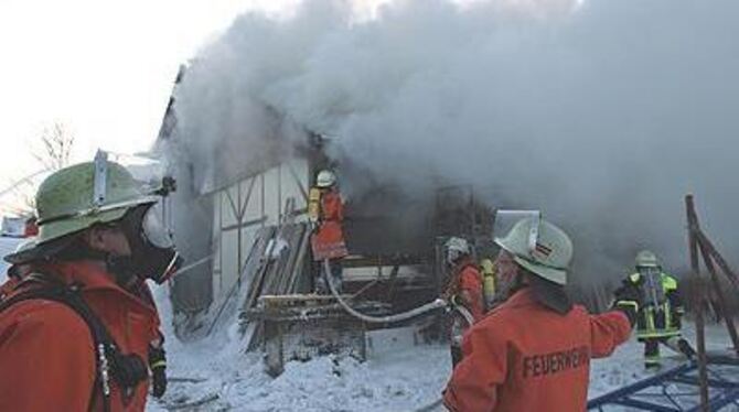 Dichter Qualm erschwerte die Löscharbeiten. Vier Feuerwehrleute zogen sich leichtere Rauchvergiftungen zu. Über die Ursache des Feuers konnte bis gestern Abend noch keine Angaben gemacht werden.
FOTO: BAIER