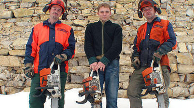 Axel Tuor, Manuel Matzner und Ewald Kriegs (von links) sind die Waldarbeiter der Gemeinde St. Johann (auf dem Bild fehlt Forstwirt Nummer vier, Reinhard Raach). Die Männer bekommen in dem ehemaligen Bleichstetter Bankgebäude einen richtigen Stützpunkt und können dann endlich aus ihrem Provisorium in der alten Gächinger Schulscheuer (im Hintergrund) raus.
FOTO: FINK