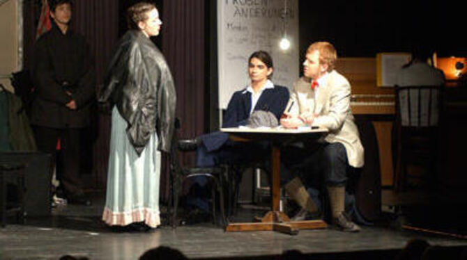 Schüler der IKG-Theater-AG feierten eine gelungene Premiere.
FOTO: NIETHAMMER