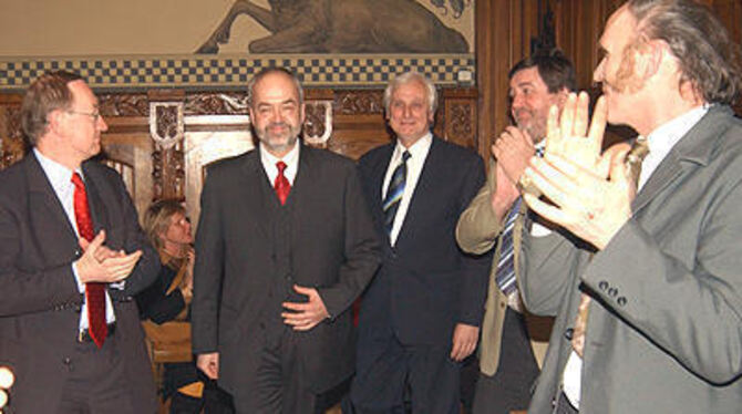 Gratulationscour im großen Sitzungssaal für den Sieger gleich im ersten Wahlgang, Thomas Reumann (Mitte, mit dem amtierenden Landrat Edgar Wais).
FOTO: NIETHAMMER