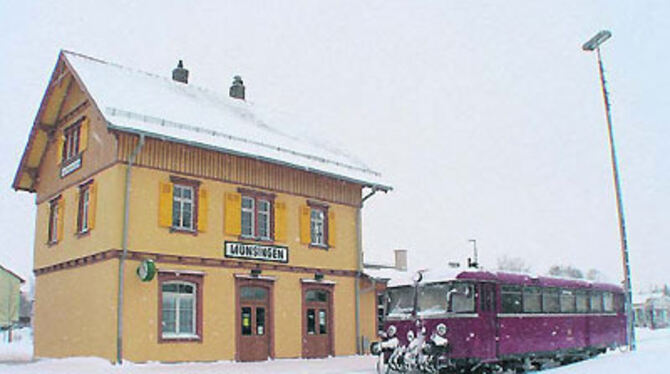 Beim Anblick des VT 796, der in dieser Woche zwischen Münsingen und Gomadingen hin und her pendelt, geht Nostalgikern das Herz auf. Aber auch Schüler schätzen die Fahrt in dem gemütlichen roten Brummer, berichten die Zugführer.
FOTO: FINK