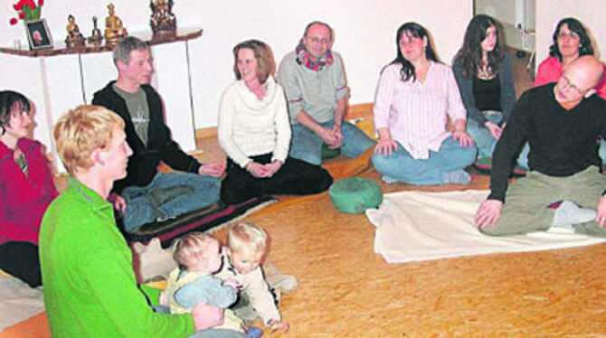 Achim Richter (rechts) und die Mitglieder des Buddhistischen Zentrums Reutlingen freuen sich über ihre neuen Räume.
GEA-FOTO: TAF