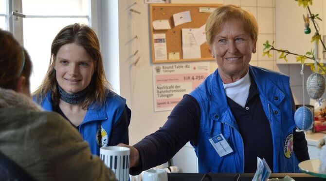 Ein offenes Ohr und ein warmes Getränk bieten Daniela Stumpe und Sieglinde Lohmüller (von links) allen Besuchern, die den Weg in