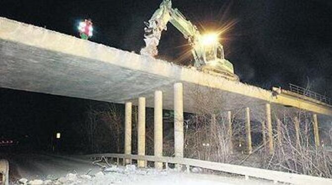 Eine Brücke, ein Bagger, ein Bauarbeiter: Der Abriss des Geländers der Wiesaz-Brücke auf der Bundesstraße 27 bei der Dußlinger Pulvermühle führte in der Nacht zum Samstag zu umfangreichen Umleitungen und Sperrungen.
GEA-FOTO: MEYER