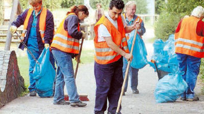 Kehrwoche auf dem Spielplatz? Noch ist offen, wo und in welchem Umfang Ein-Euro-Jobber in Reutlingen eingesetzt werden.
FOTO: DPA